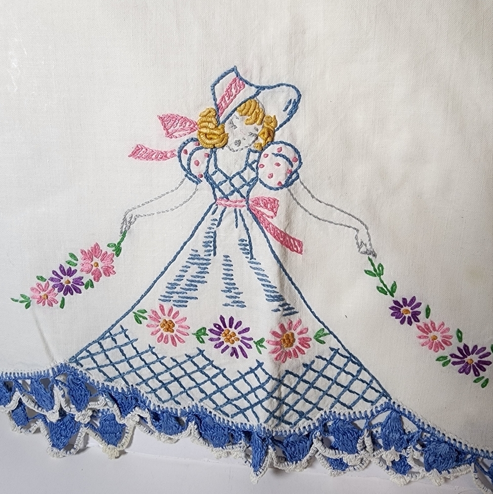 Handmade Hand Embroidered maidens with flowers Queen pillowcases 21 x 31 inches - Picture 3 of 7